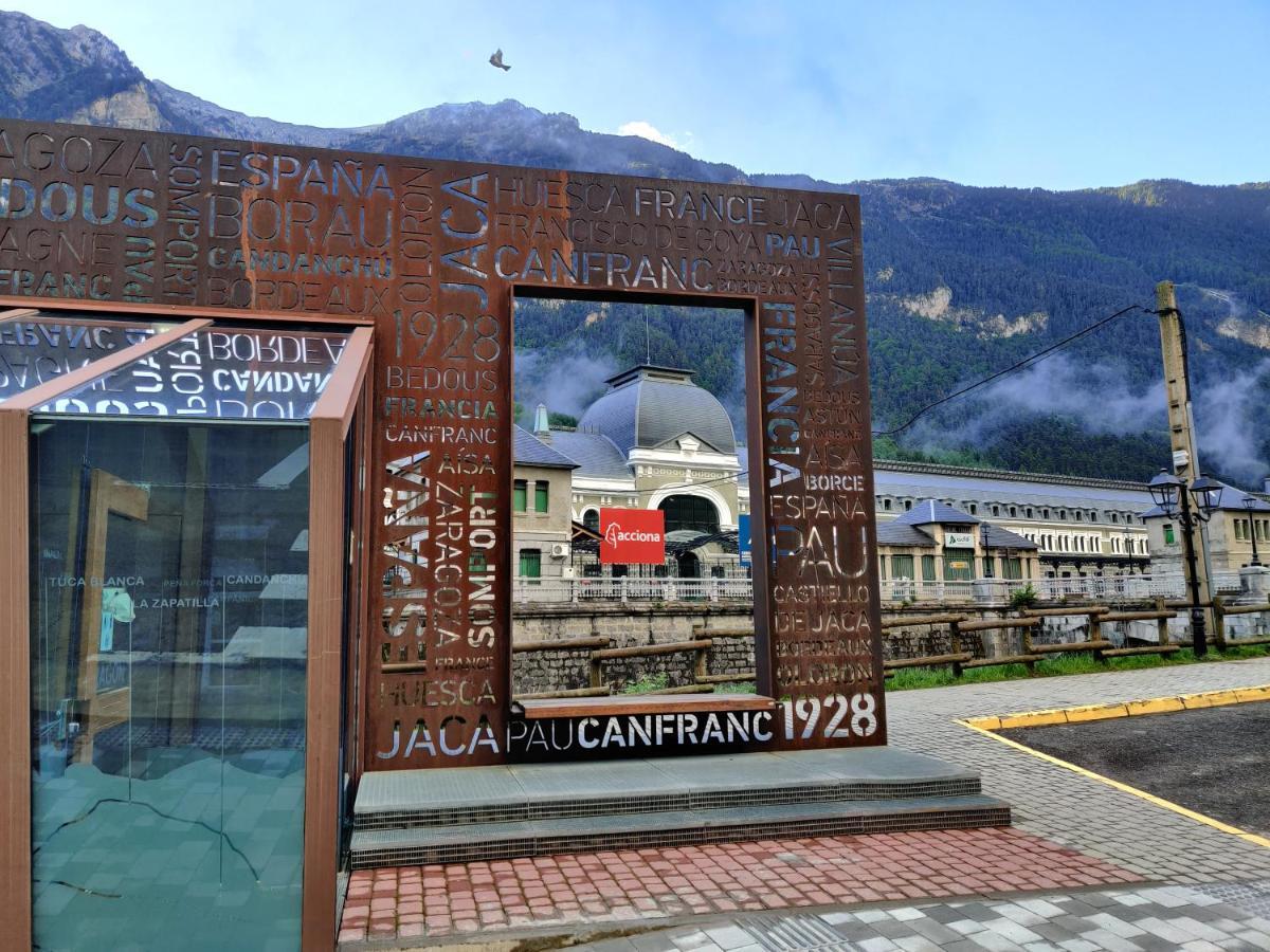 "Leo Pixel" Avairent Canfranc Estacion Apartman Kültér fotó